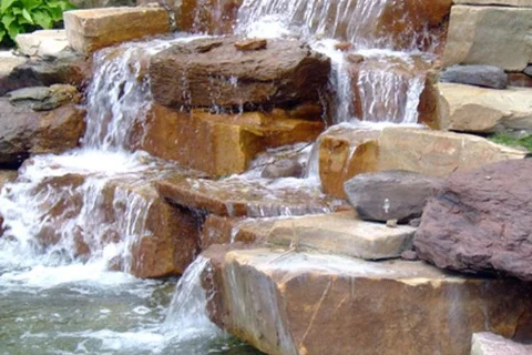 Cascada de piedra que oxigena el agua al caer al lago